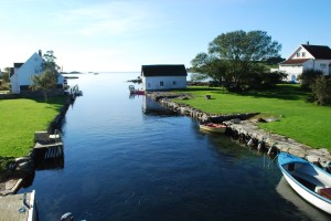 En kanal mellom Mosterøy og Klosterøy. Blikk stille i dag.